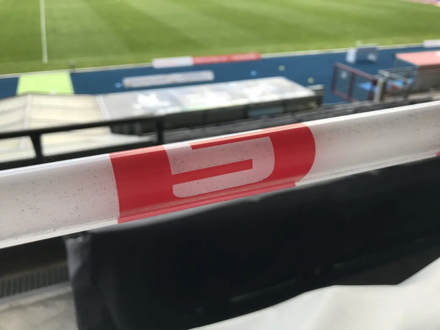 Rot-weißes Absperrband im Eintracht-Stadion.