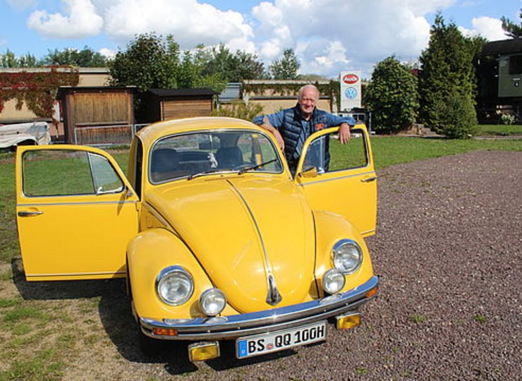 Jürgen Kolle mit einem seiner „Goldstücke&quot;, einem quietschgelben VW-Käfer.
