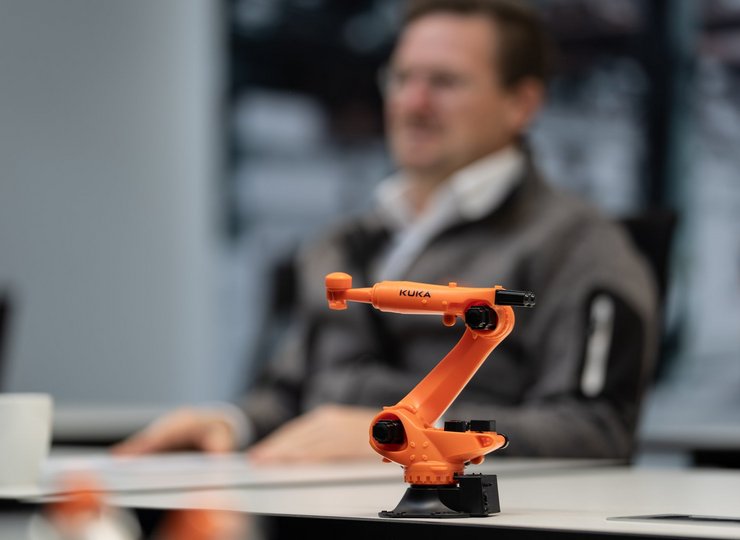 Der „kleine Bruder“ eines großen KUKA-Roboterarms steht im Seminarraum …