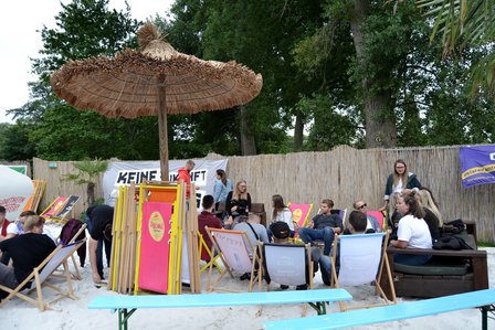 Austausch und Vernetzung geht besonders gut mit Füßen im Sand und Strandstühlen.