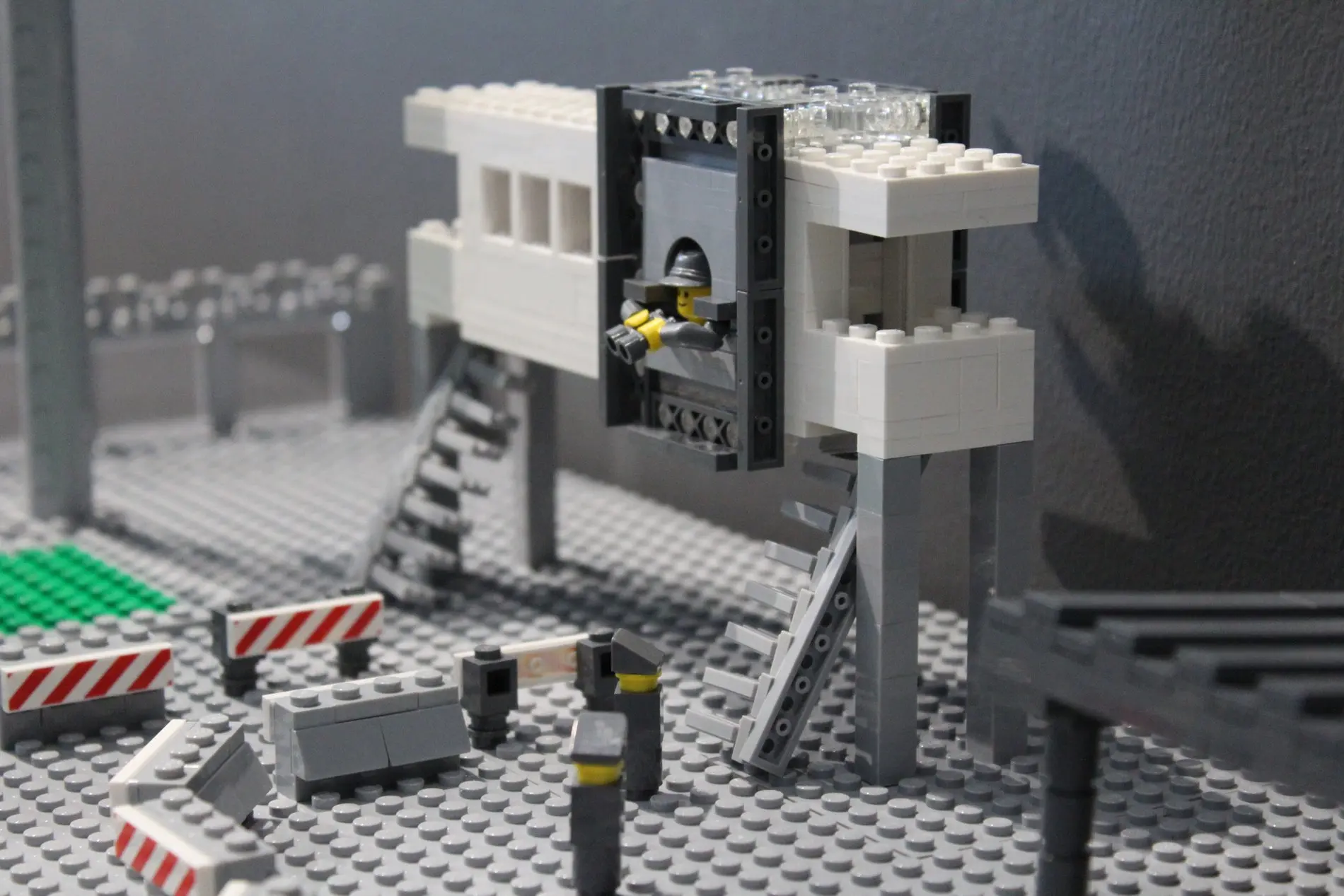 Eine Legoszenerie stellt den ehemaligen Grenzübergang Marienborn nach.