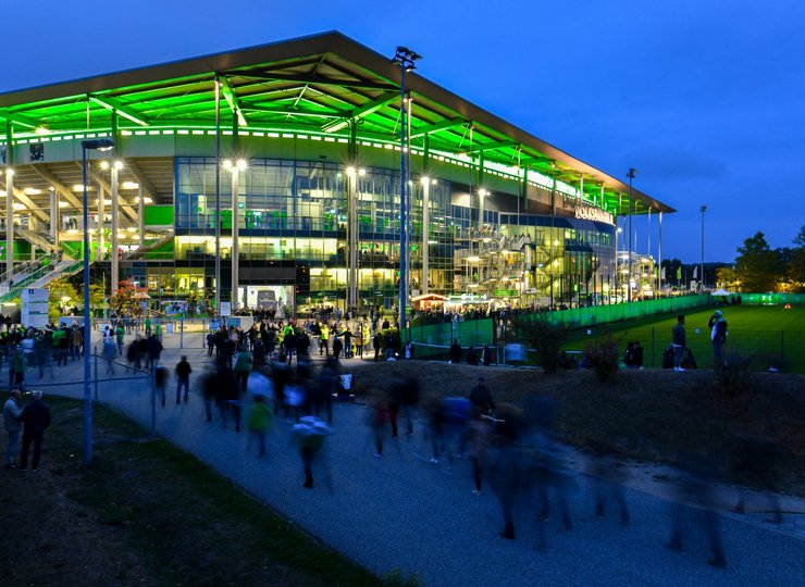 Ein Stadion in Wolfsburg, angestrahlt in den Farben des VfL Wolfsburg – grün und weiß.