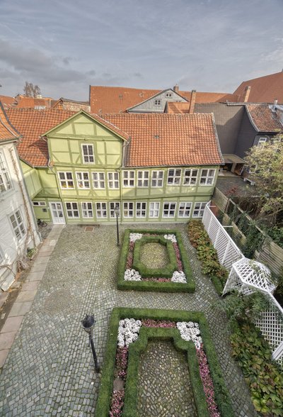 Man blickt aus der Vogelperspektive auf Blumenbeete und Pavillion auf dem Innenhof des Standesamtes in Wolfenbüttel
