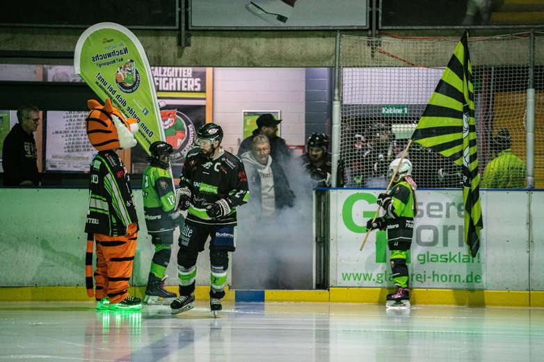 Eishockey: Der Einlauf der Icefighters zum Spiel gegen Adendorf.