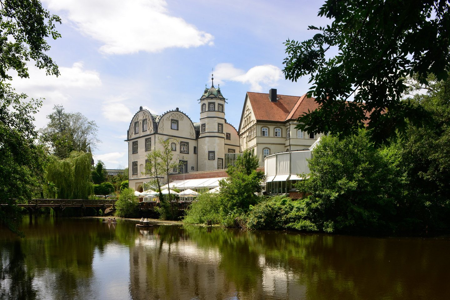 Man blickt über einen Teich von außen auf das Schloss Gifhorn