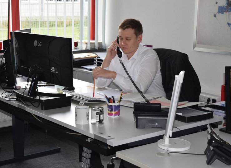 Steuerfachwirt Stefan Dusch, Mitarbeiter für größere Mandanten und Beratungsanliegen, an seinem Schreibtisch.