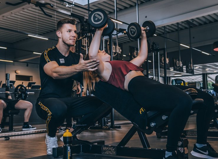 Gewichtetraining im Fitnessland unter fachkundiger Anleitung.