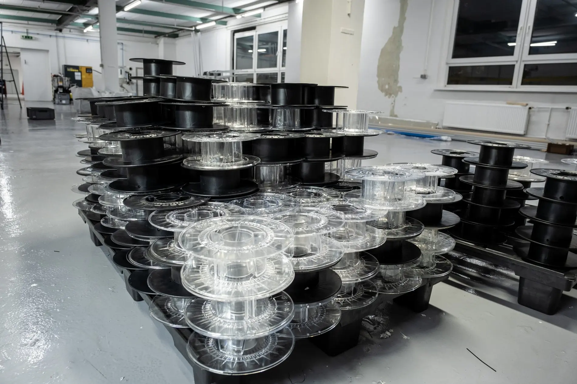 Eine Palette gewaschener Industriespulen.