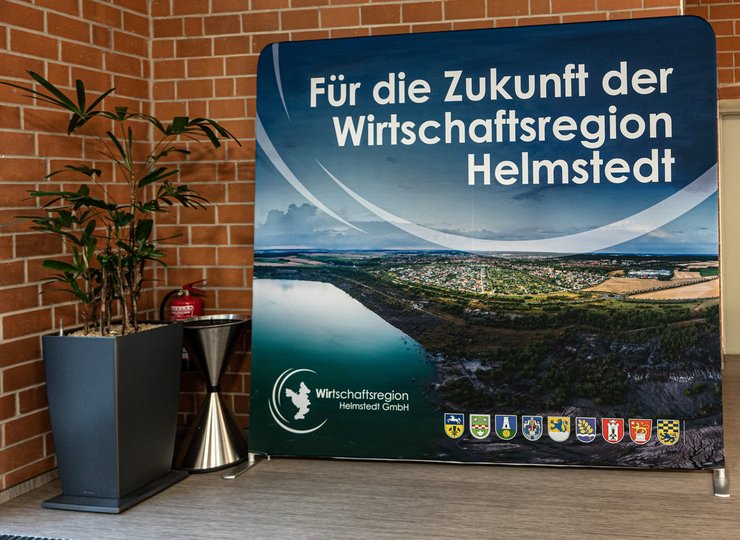 Das Banner steht „Für die Zukunft der Wirtschaftsregion Helmstedt“ im Eingangsbereich.