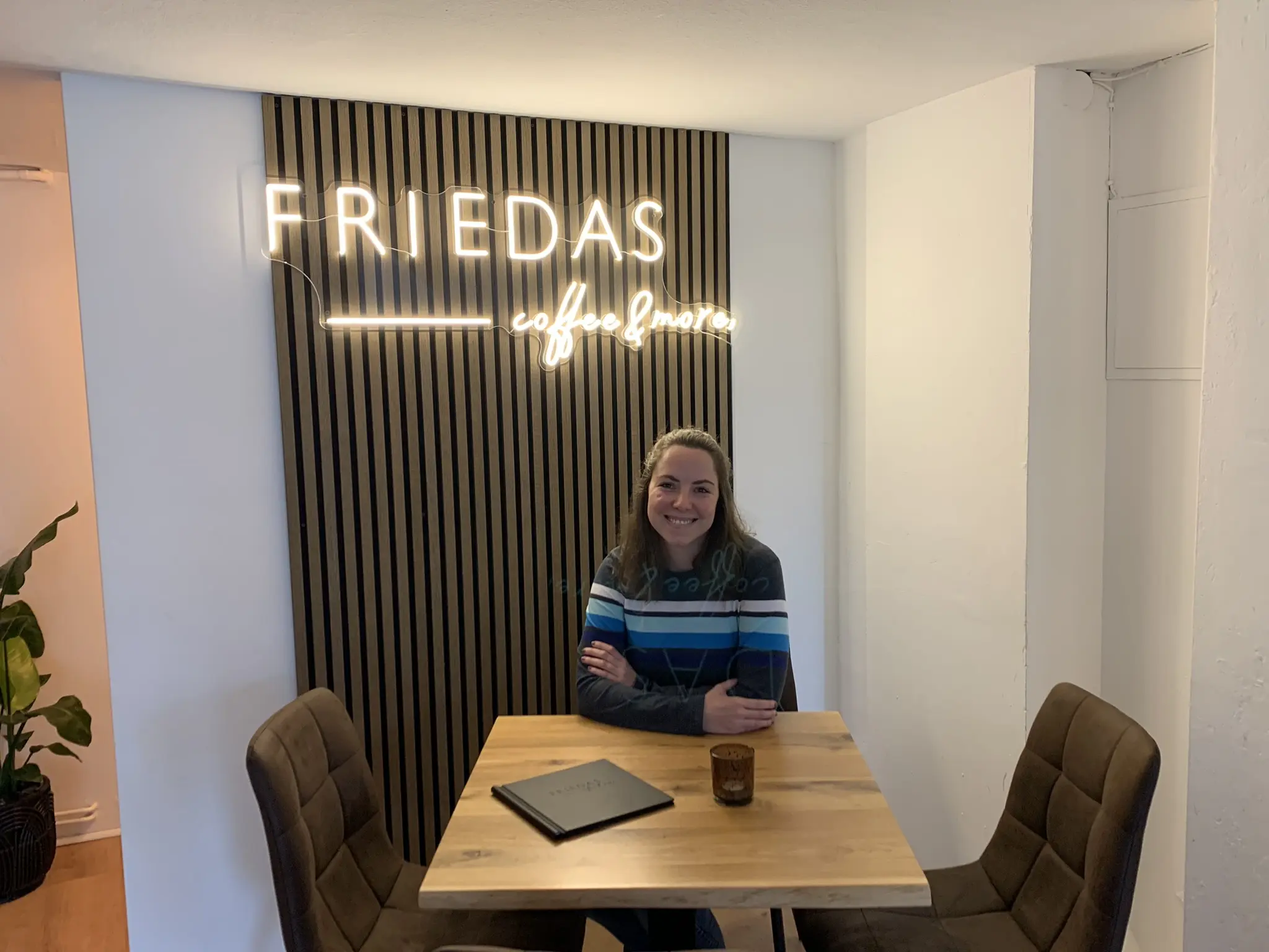 Sabrina sitzt im Café Friedas