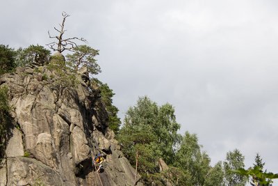 Ein Kletterer im Harz