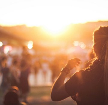 Gen Z feiert (Bildrechte: Maxime Bhm / Unsplash)