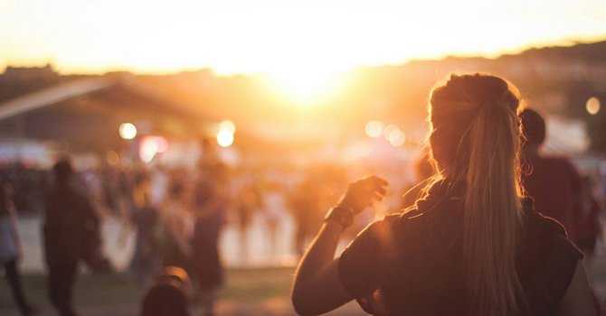 Gen Z feiert (Bildrechte: Maxime Bhm / Unsplash)