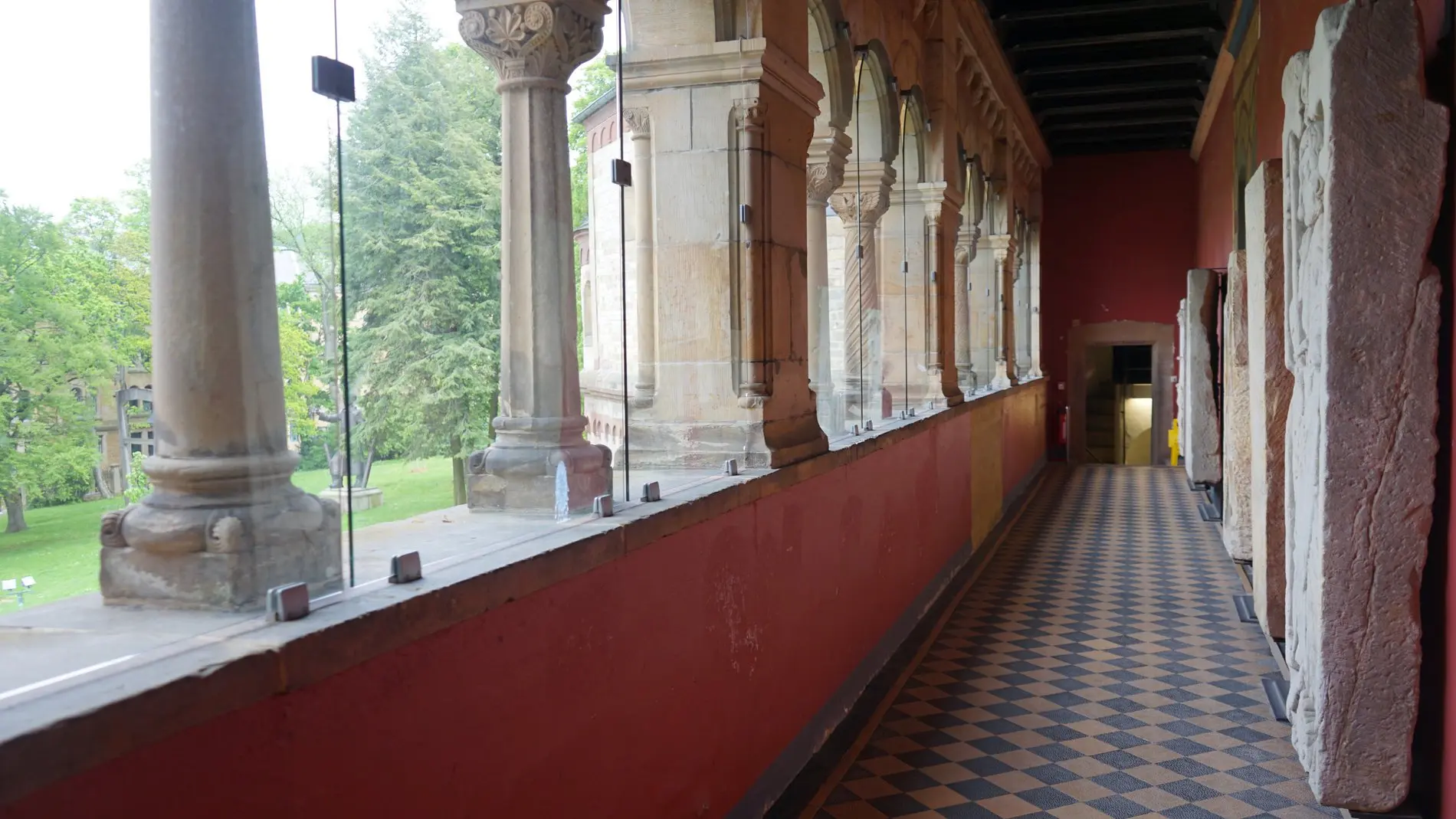 Übergang zur Ulrichskapelle mit Arkadenfenstern.