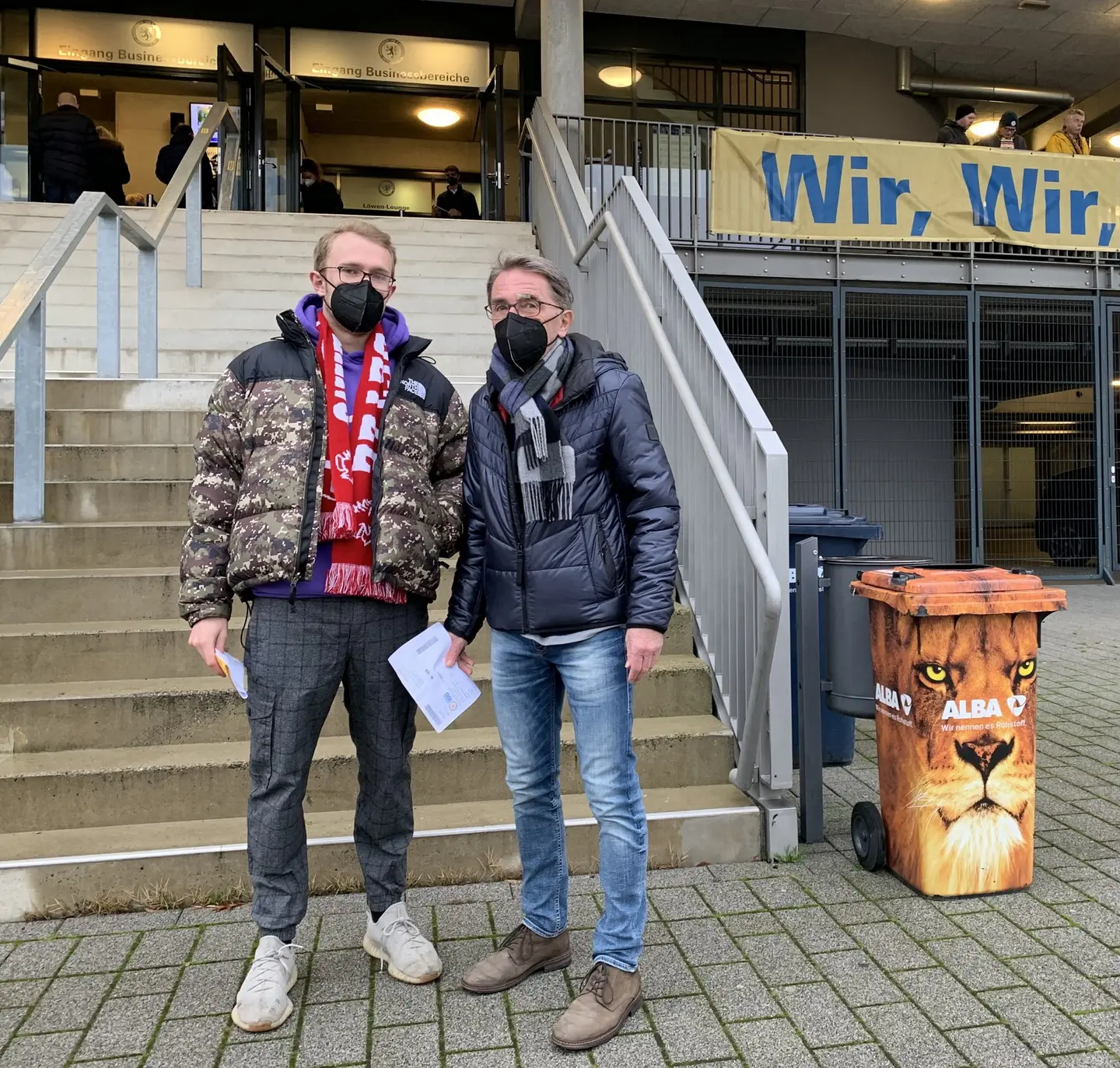 Zwei Fans der Fußballmannschaft 1. F C Kaiserslautern.