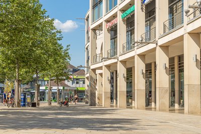 Man blckt seitlich auf die Sandsteinfassade der City-Galerie Wolfsburg.