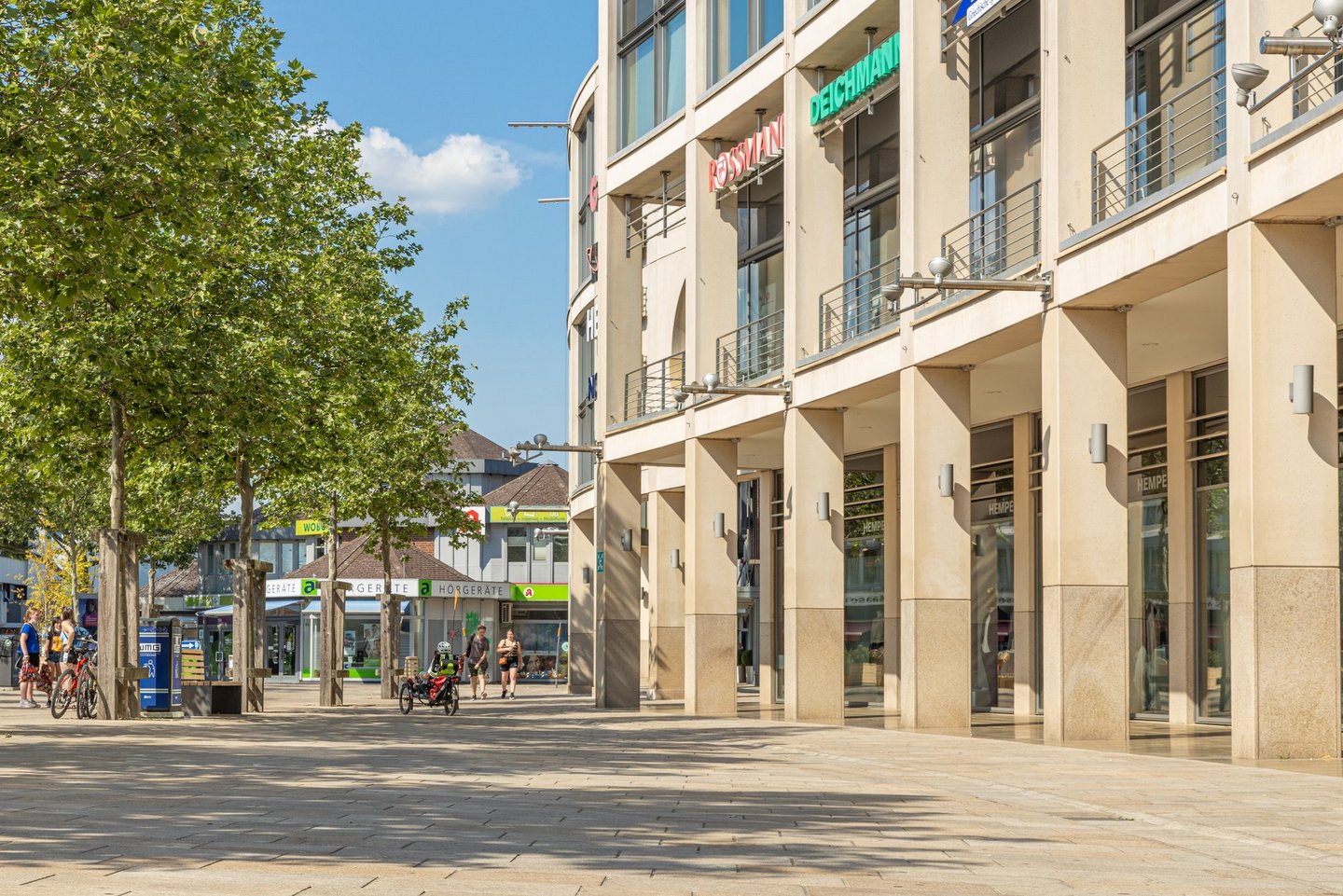 Man blckt seitlich auf die Sandsteinfassade der City-Galerie Wolfsburg.