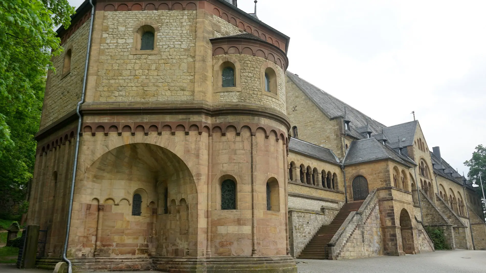 Man sieht die Kaiserpfalz mit der Ulrichskapelle im Vordergrund.