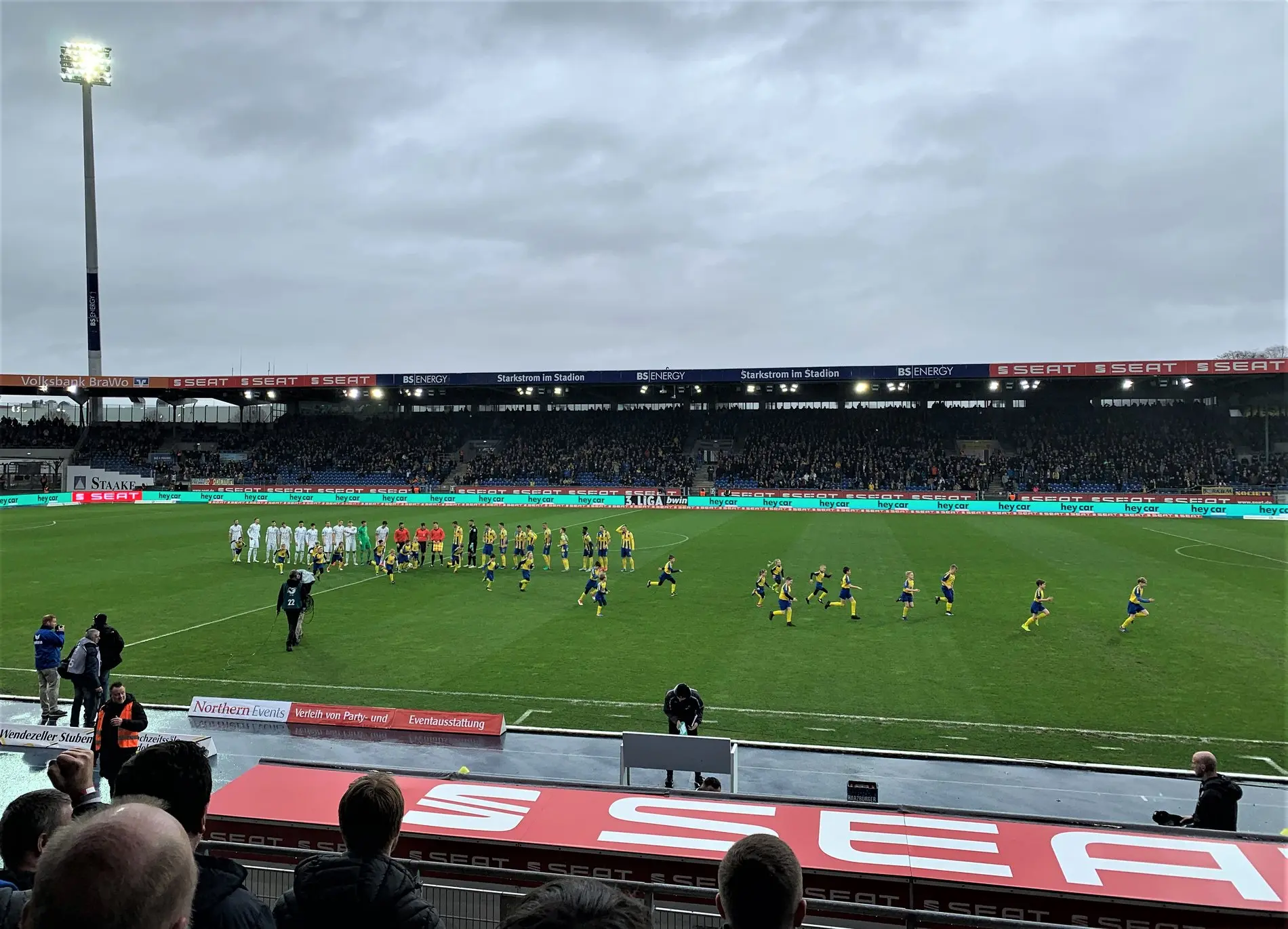 Es geht los: Die EinlaufKinder verlassen den Rasen. 