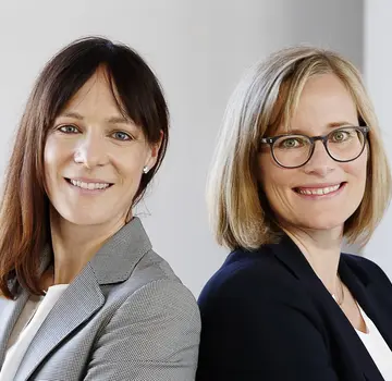 Zwei Frauen stehen Rücken an Rücken und blicken in die Kamera. (Bildrechte: Volkswagen AG)