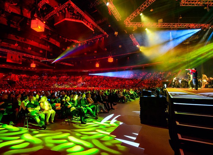 Tausende Zuschauer sitzen in der erleuchteten Volkswagenhalle, rechts auf der Bühne stehen die Künstler und machen Musik.