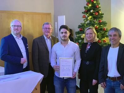 Bei der Weihnachtsfeier 2018 erhielt der bei der Freiwilligenagentur Jugend-Soziales-Sport e.V. engagierte Kahledin Arabsadeh eine Sonderehrung.