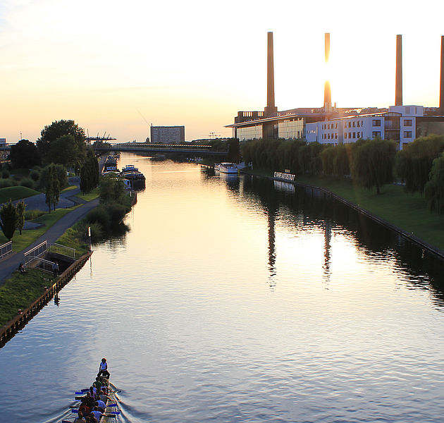 Eine Fluss in dem sich das Licht der untergehenden Sonne bricht. (Bildrechte: Jens L. Heinrich/WMG Wolfsburg)