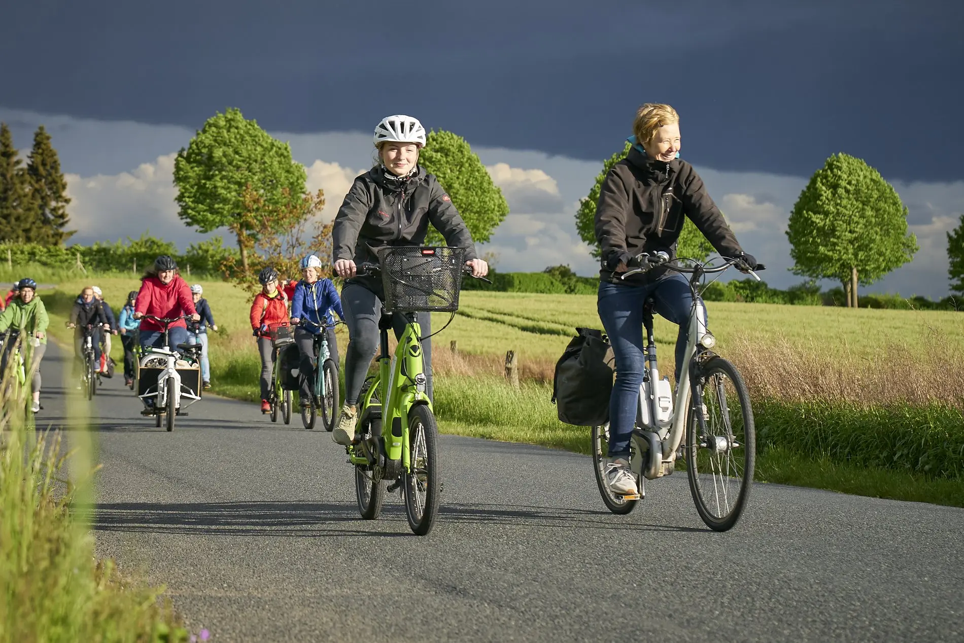 Eine Gruppe von Fahrradfahrern fährt auf einem Radweg über das Land.