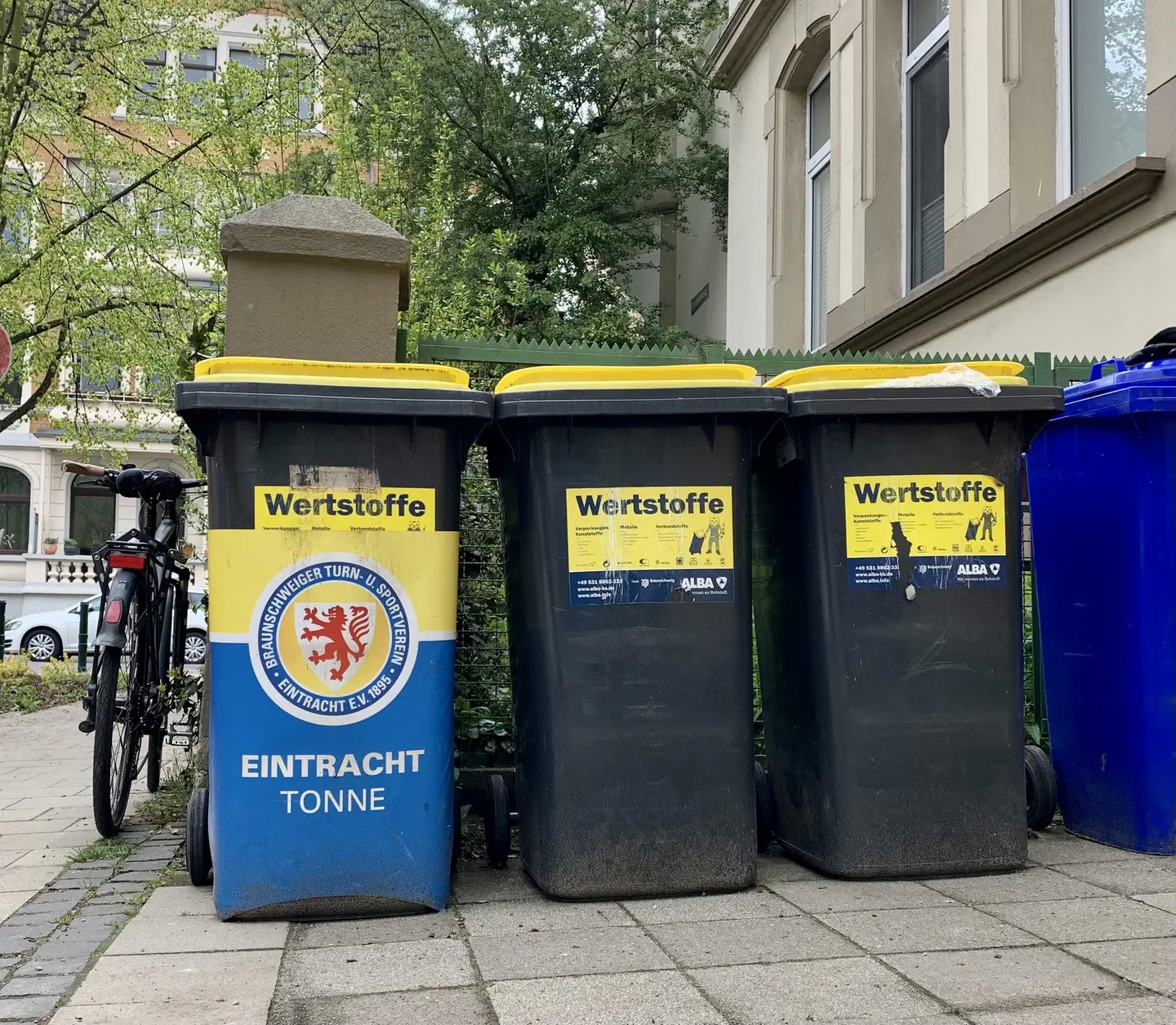Eine Mülltonne mit Eintracht-Aufkleber.