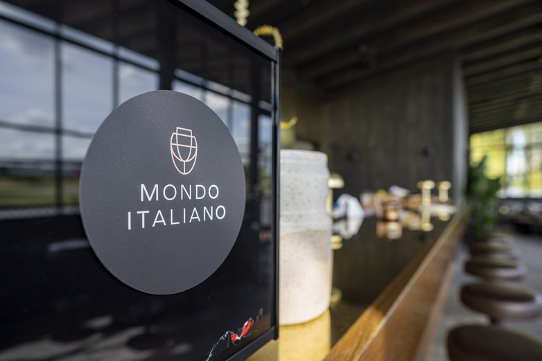 Das Mondo-Schild am Café Mondo.