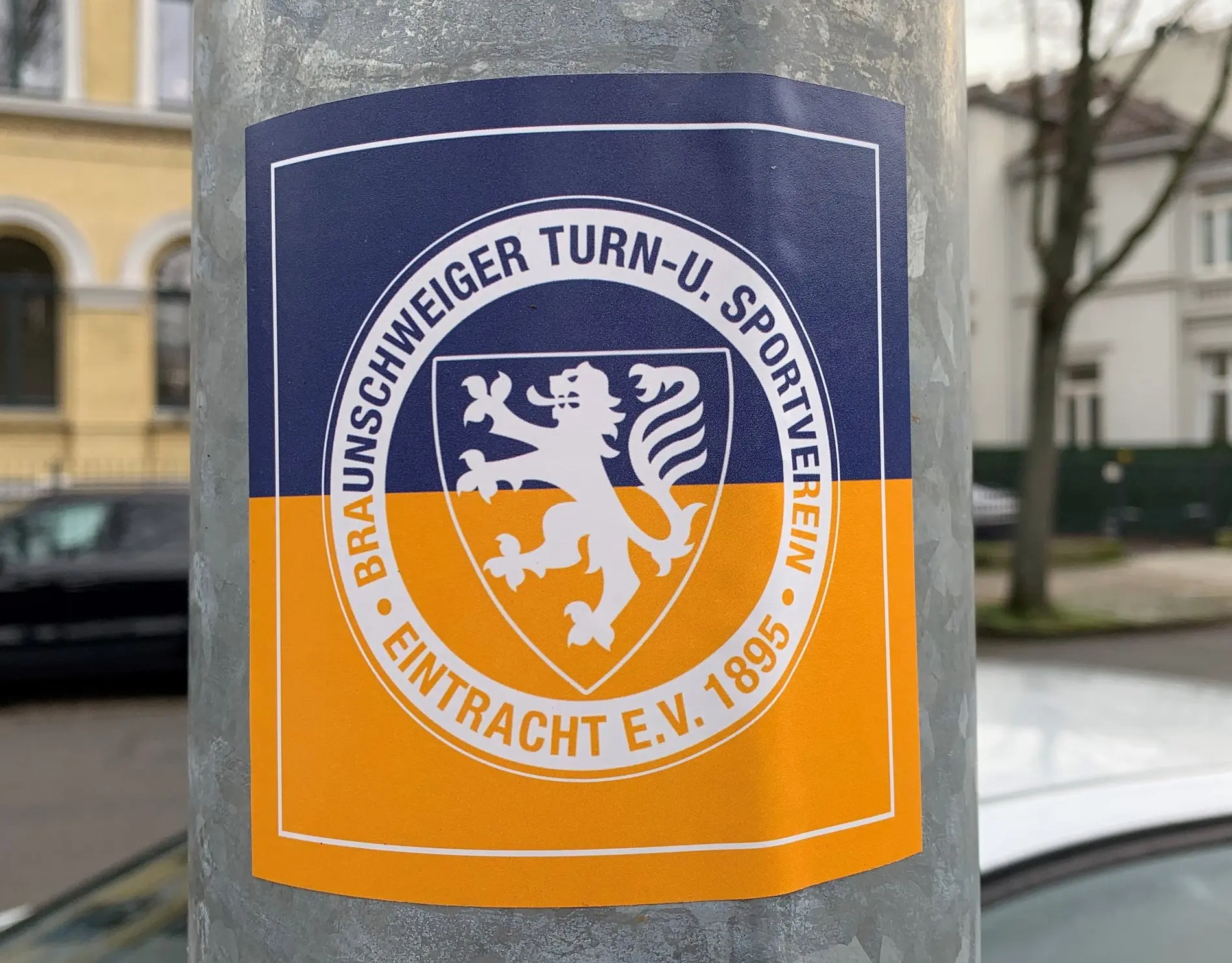 Ein Eintracht-Sticker an einer Laterne in der Adolfstraße in Braunschweig.