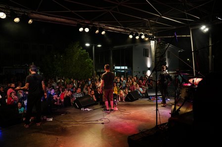 ALL iN BEAT Fesitval im inklusiven Dorf Neuerkerode: Blick von der Bühne ins Publikum, es spielt eine Band spielt