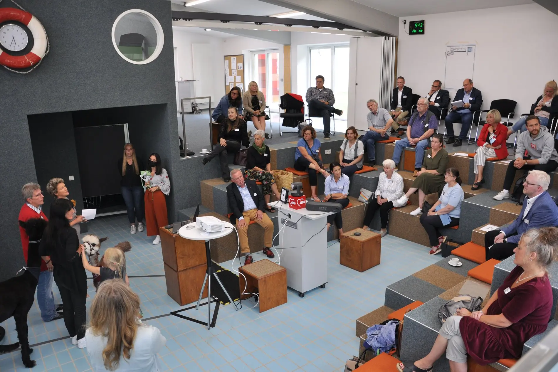 Der trotz Fachkräftemangel vollbesetzte AWO-Thinkpool, dazwischen einige Alpakas.