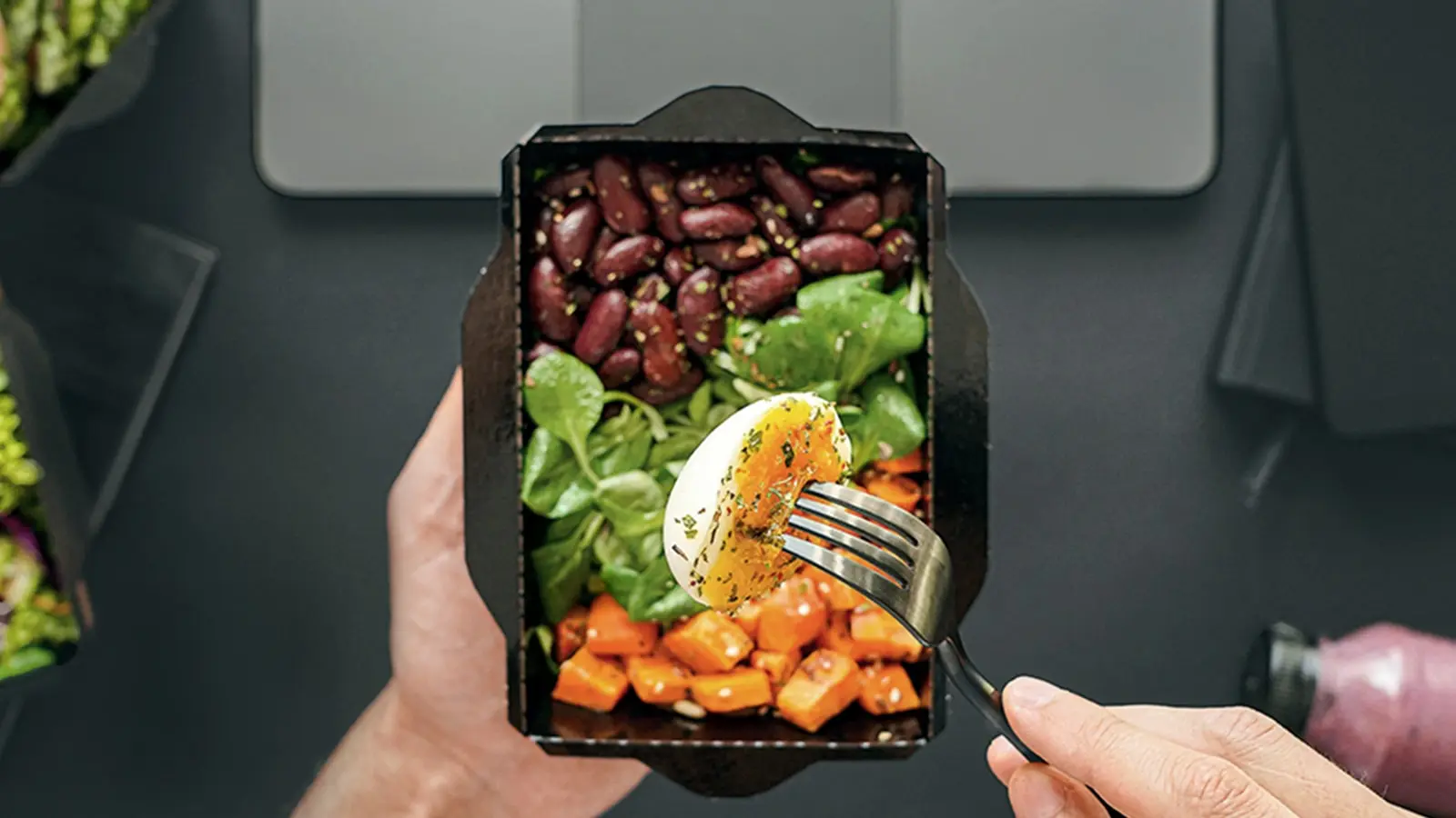 Eine leckere warme mahlzeit mit Baked Beans, Ei und gemüse