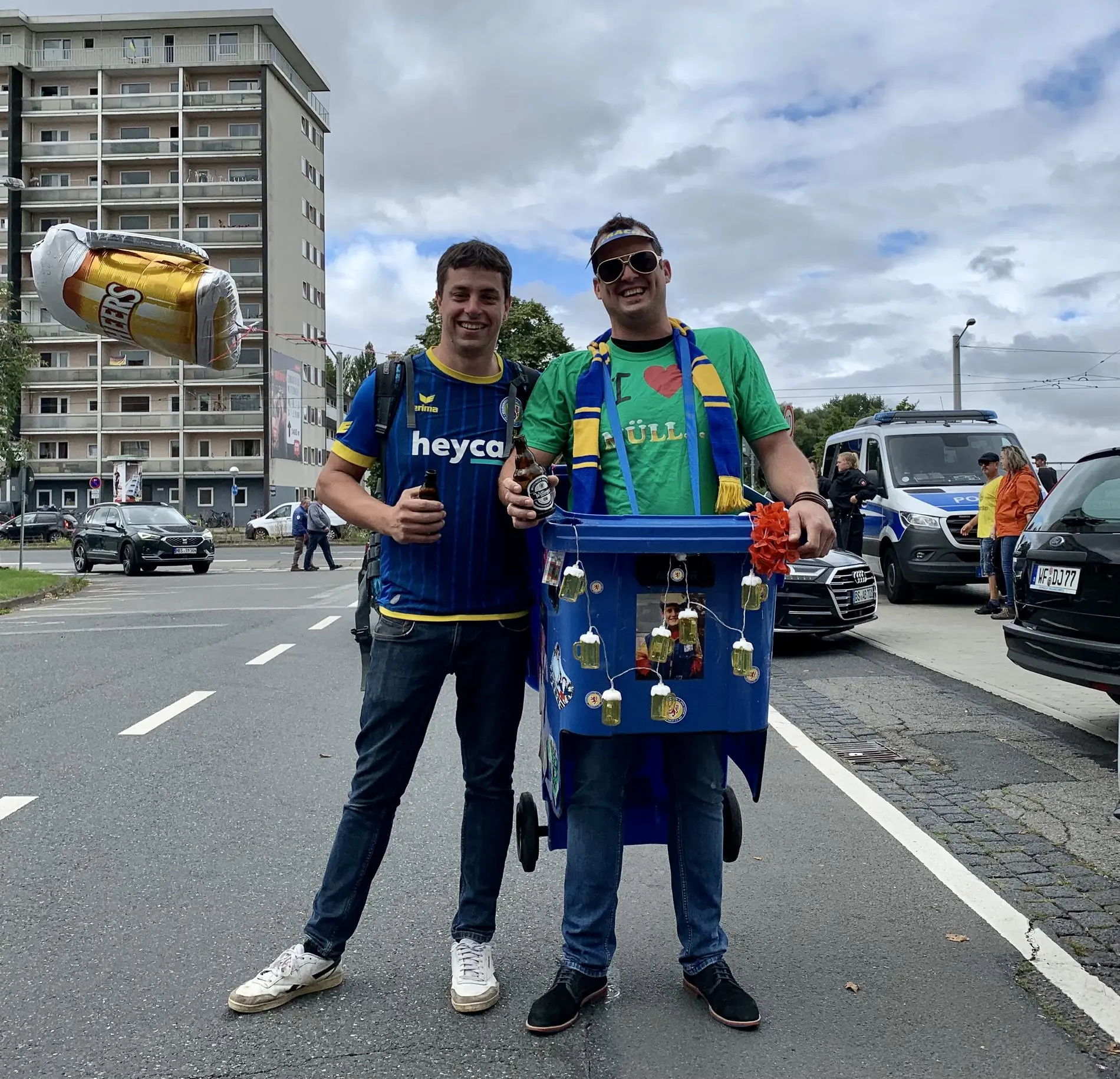 Zwei Männer im Vorfeld des Eintracht-Stadions.