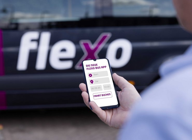 Nachhaltig unterwegs: Die geöffnete Flexobus-App auf einem Smartphone.
