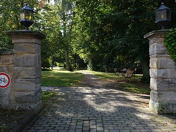 Ein Eingang zum Gelände des alten Rittergutes Beienrode. Die Umgebung ist ruhig und idyllisch. 