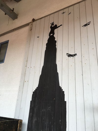 Man sieht Impressionen aus der Ausstellung: Hier eine Szene aus dem Film King Kong