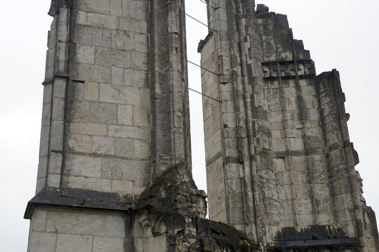 Das mächtige Portal lässt die Größe der Klosterkirche vermuten. 