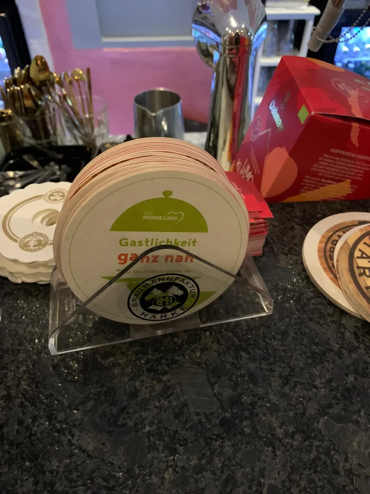 Ein Bierdeckelhalter mit runden Bierdeckeln im Landkreis Peine.