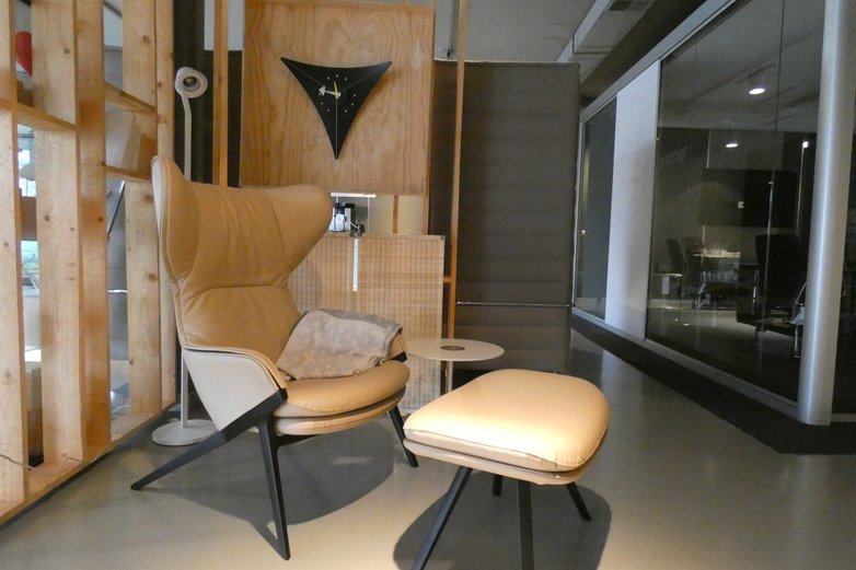 Stuhl mit Fußlehne.