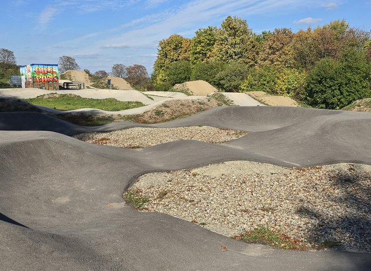 Asphaltierte Bahn für Skater im Bike-Park Schöningen. 