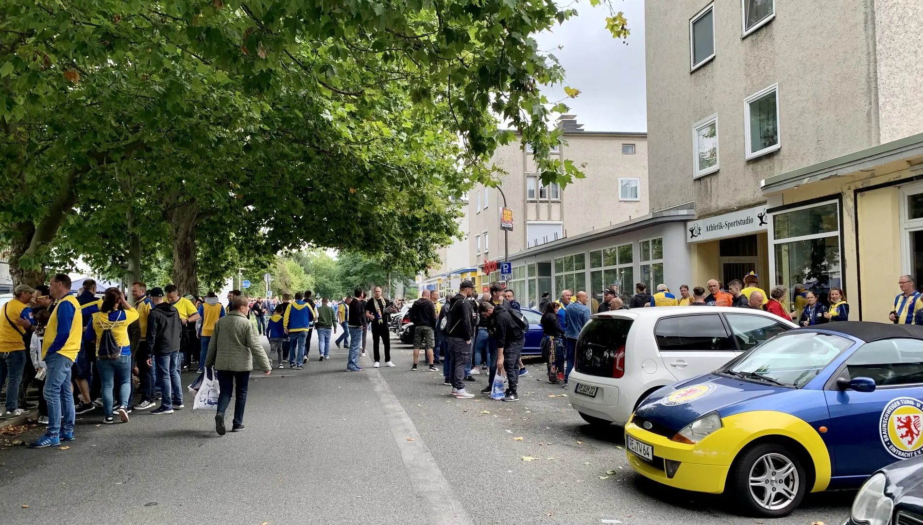 Eintracht-Fans in der Braunschweiger Rheingoldstraße.