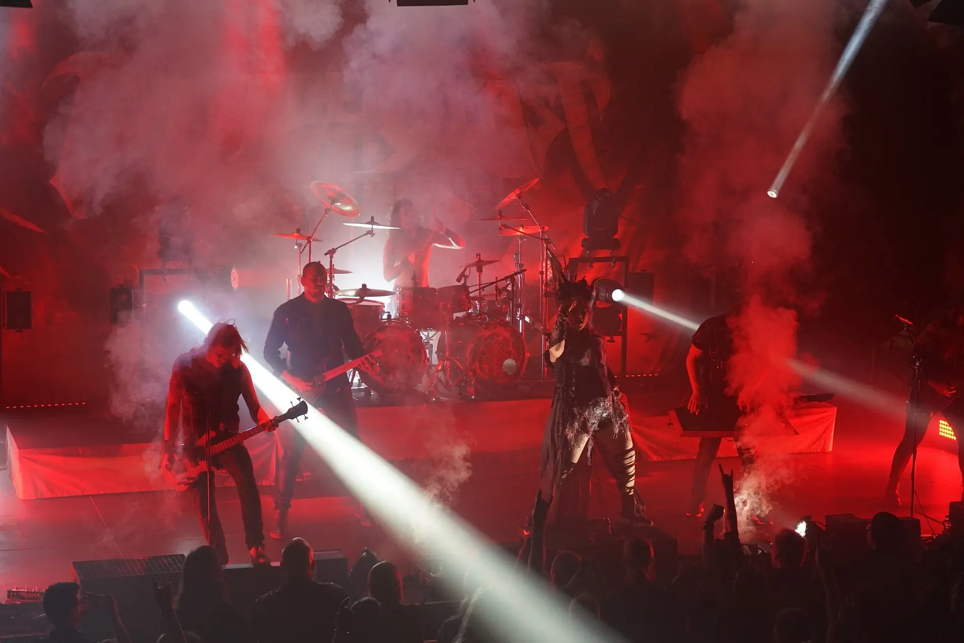 Vier Musiker im Scheinwerfernebel auf der Bühne des WESTand.