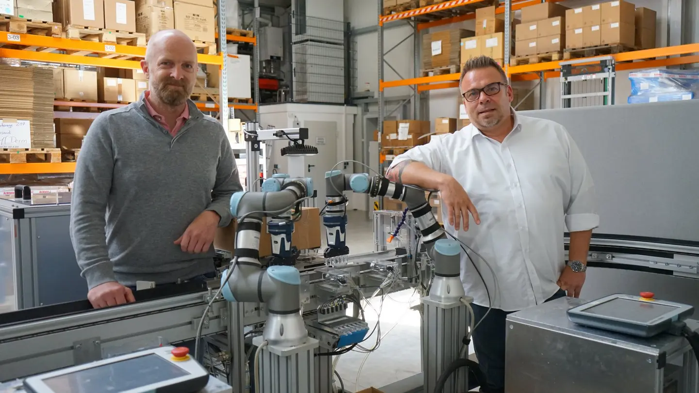 Geschäftsführer Michael Tomerius (rechts) und Finanzvorstand Stefan Engel (links) in an der Anlage zum Füllen von Ampullen. 