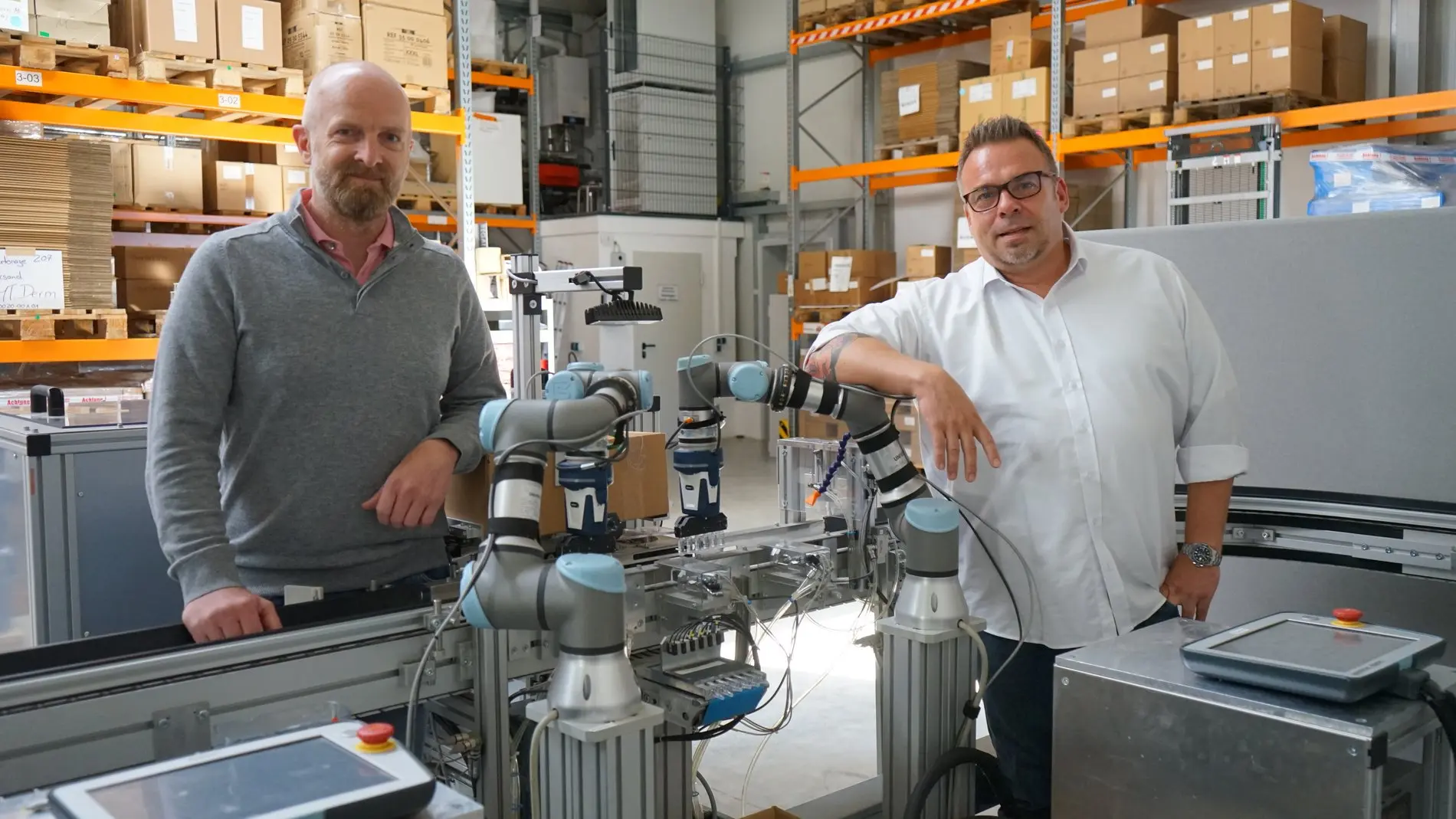 Geschäftsführer Michael Tomerius (rechts) und Finanzvorstand Stefan Engel (links) in an der Anlage zum Füllen von Ampullen. 