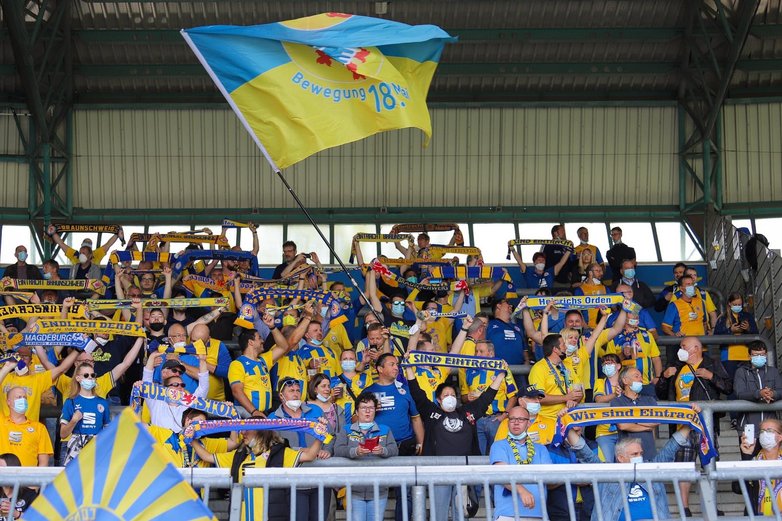 Eintracht-Fans mit Fahne in der Kurve.