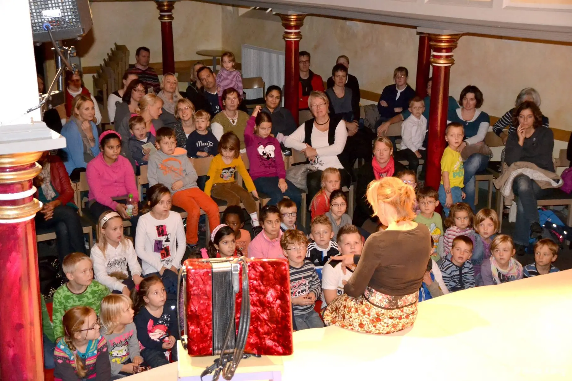 In der "Kniki" Kündugt Fischer das kommende Stück an. 