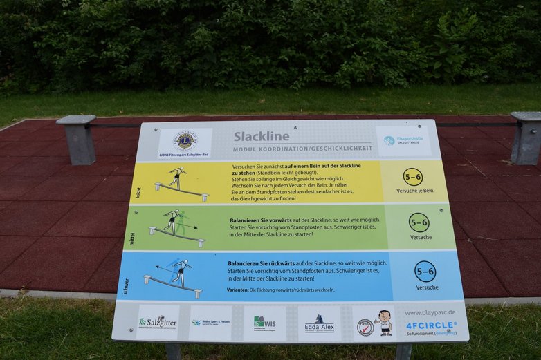 Ein Erklärschild für eine Slackline.