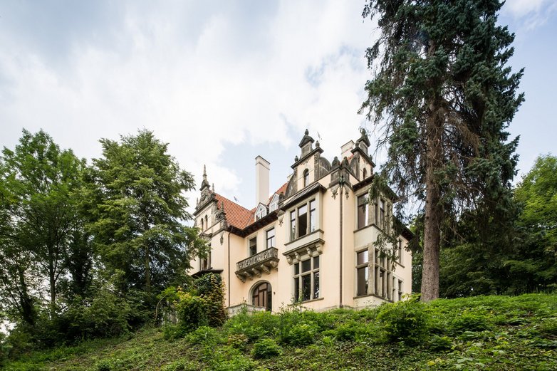 Eine Villa in einem Park.